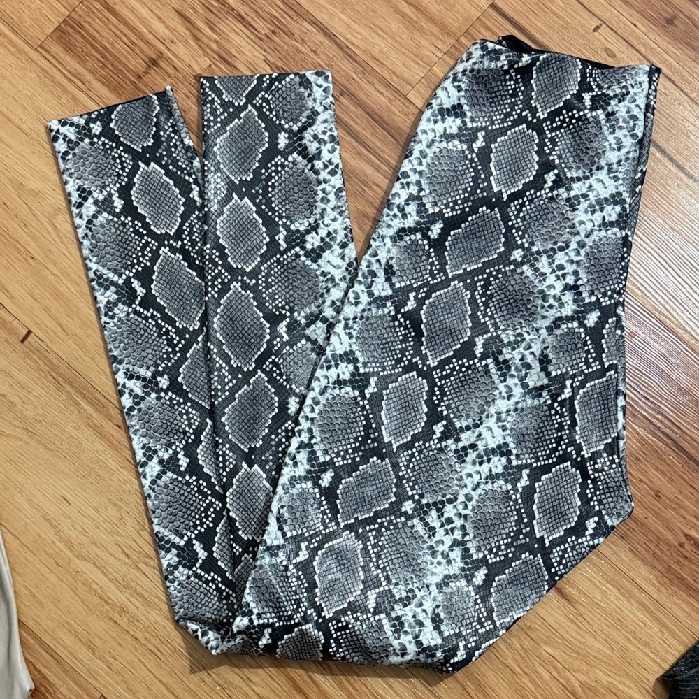Commando, faux, leather snake print leggings